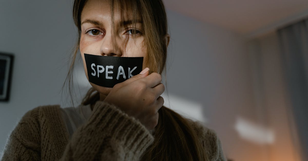 découvrez le phénomène du feminism washing, une pratique où les entreprises et les marques utilisent des discours féministes pour améliorer leur image sans véritable engagement. analysez comment cette stratégie peut affecter le mouvement féministe et la perception des droits des femmes.